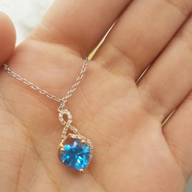 จี้รูปหัวใจทองคำขาว 14K จาก Dazzlingrock ประดับด้วยพลอยบลูโทปาซขนาด 5 มม. และเพชร พร้อมสร้อยเงิน