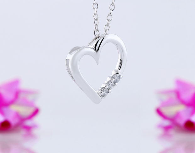 Buy 15.3 mm 0.15 Carat (ctw) 10k White Gold 3 Stone Diamond Heart ...